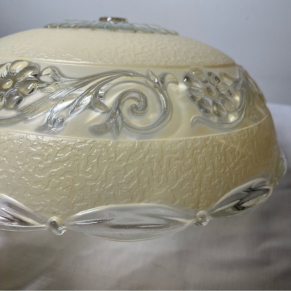 Vintage Art Deco Glass Ceiling Light Fixture. Flowers. Scalloped edge - Picture 4 of 7